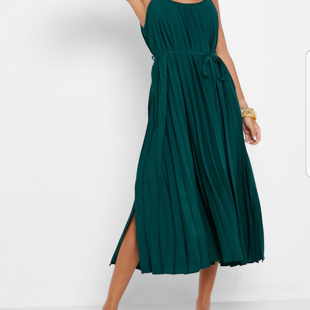 Pleated dress in green